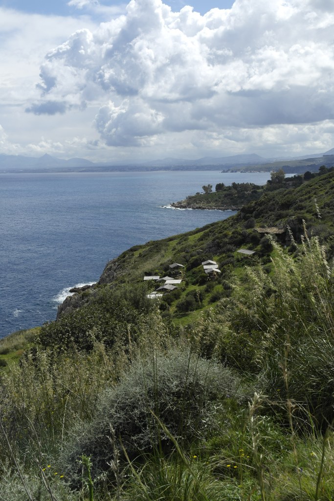 collines verdoyantes plongeant dans la mer, vue depuis le sentier bas de la Réserve