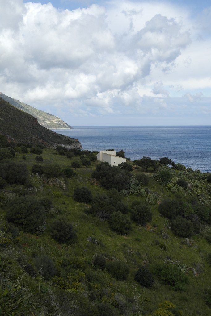 quelques maisons anciennes immergées dans la végétation de la réserve