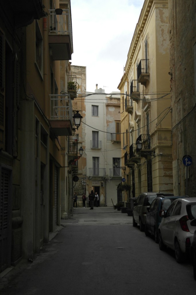 une rue étroite de Trapani en contre-jour