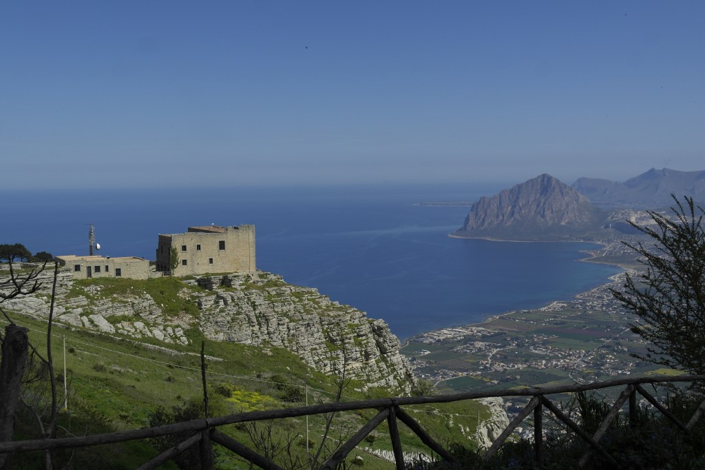 Vue sur la tour espagnole et sur la mer depuis Erice