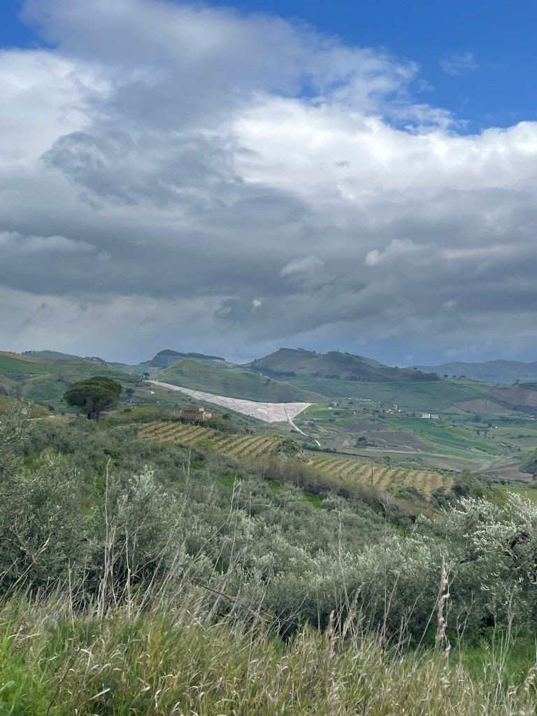 Cretto di Burri vu de loin