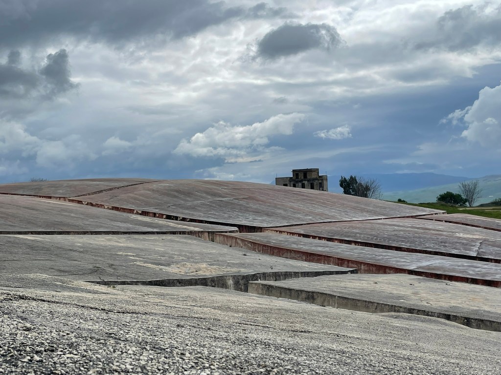 Vue du Cretto en premier plan et maison en ruines au fond