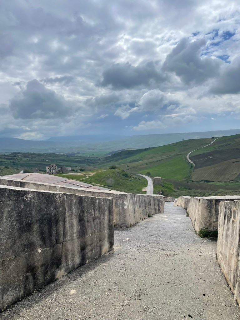 contraste entre la nature et le béton à Gibellina vecchia