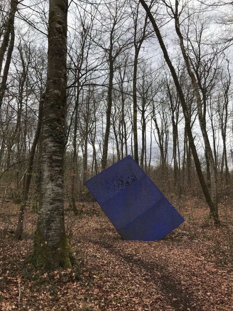 oeuvre d'art, grand carré bleu planté dans le sol