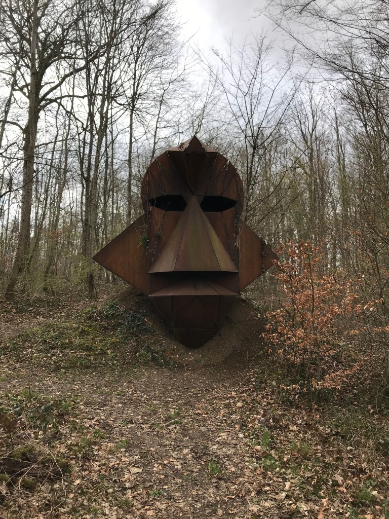 oeuvre d'art, masque géant en acier