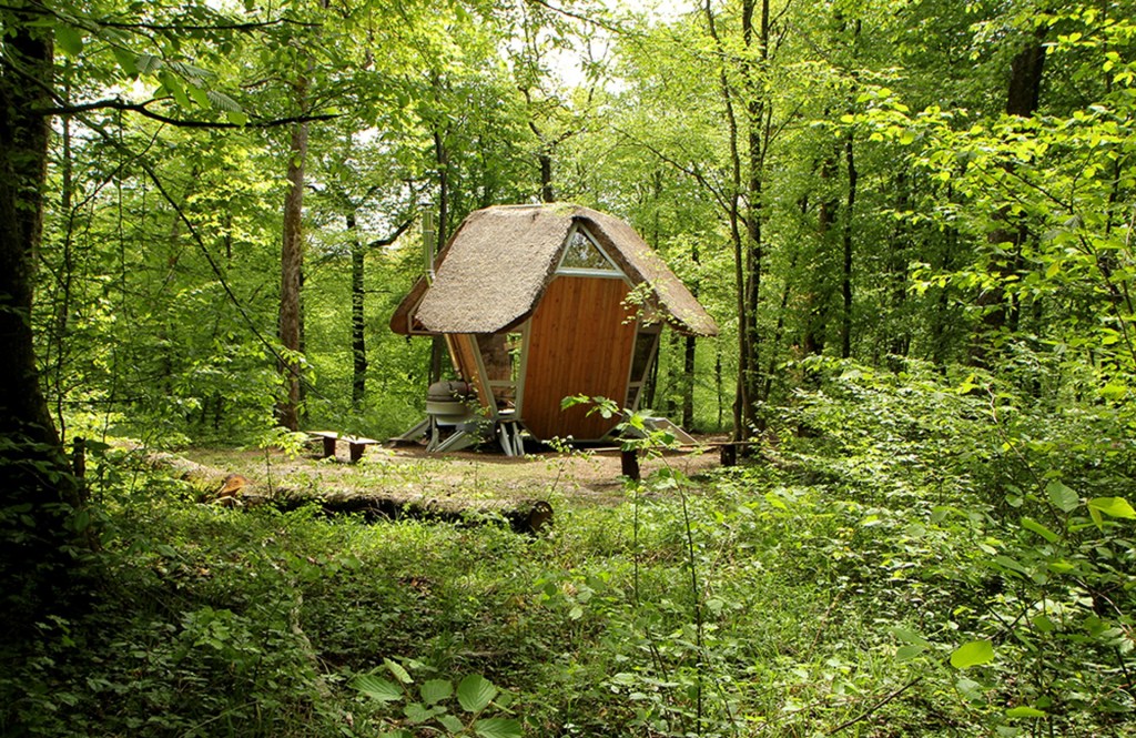 habitat insolite en foret, cabane en bois