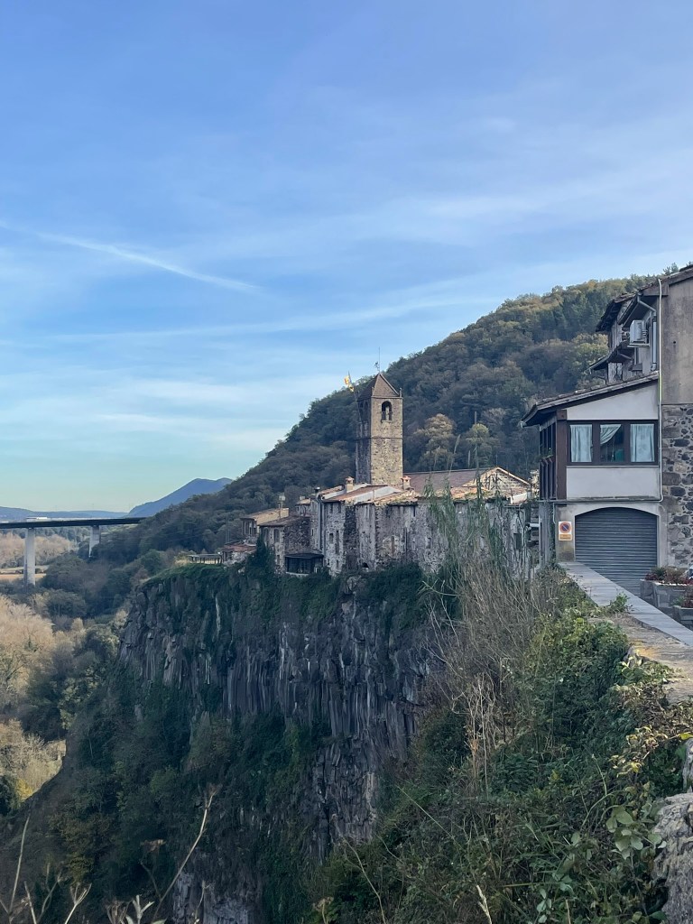 Plaça del Cingle, Castellfollit-de-la-Roca, vue sur l'église et le promontoire rocheux