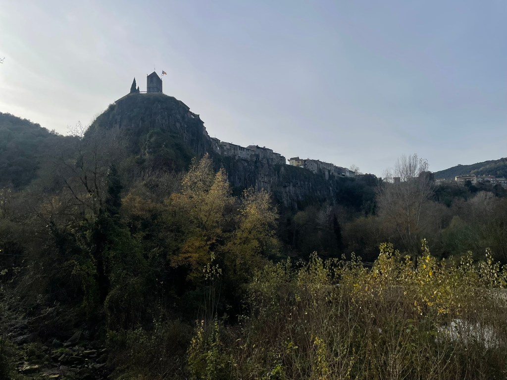Castellfollit-de-la-Roca, silhouette du village sur son promontoire rocheux