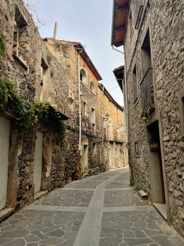 Carrer Major, rue principale de Castellfollit-de-la-Roca