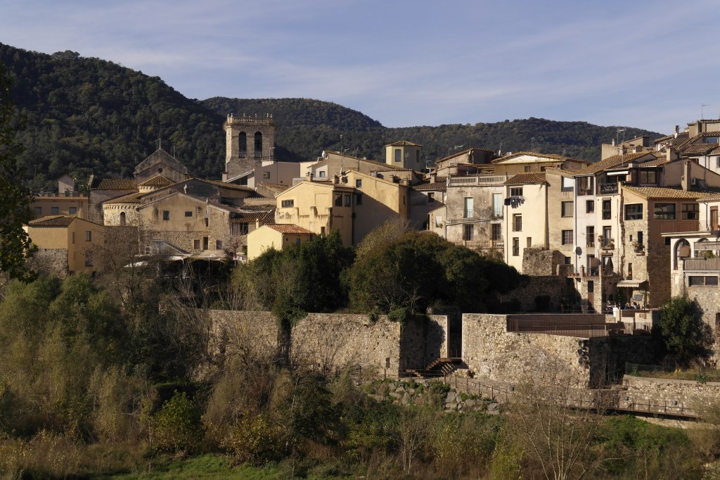 Besalú, vue depuis le pont sur le village médiéval