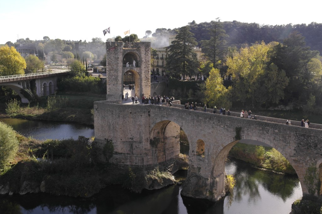 pont monumental Besalú catalogne