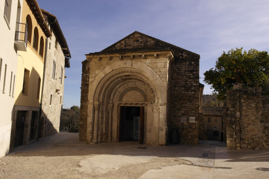 Église San Julià, espace d'exposition, portail monumental, Besalú, Catalogne