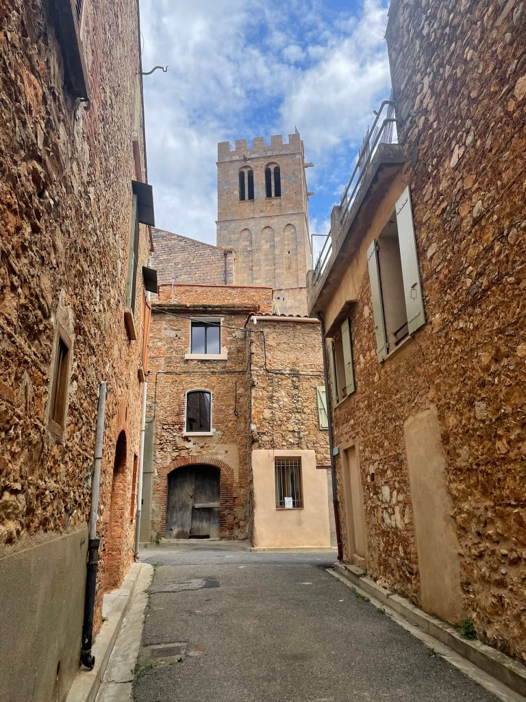 Baixas, ruelle du centre historique et clocher de l'église Sainte-Marie