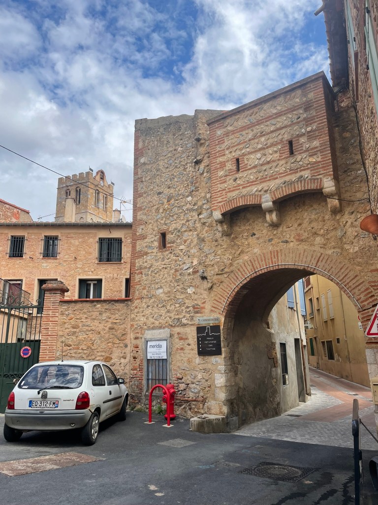 Une porte de Baixas, patrimoine du centre historique, village du Roussillon