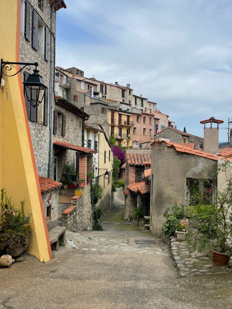 Maisons colorées en pente à Palalda