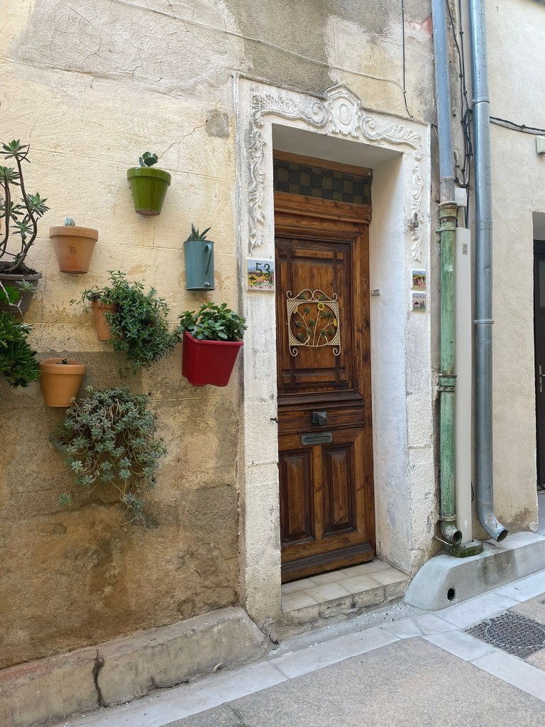 jolie façade, décoration, ruelle, Pézilla-la-Rivière